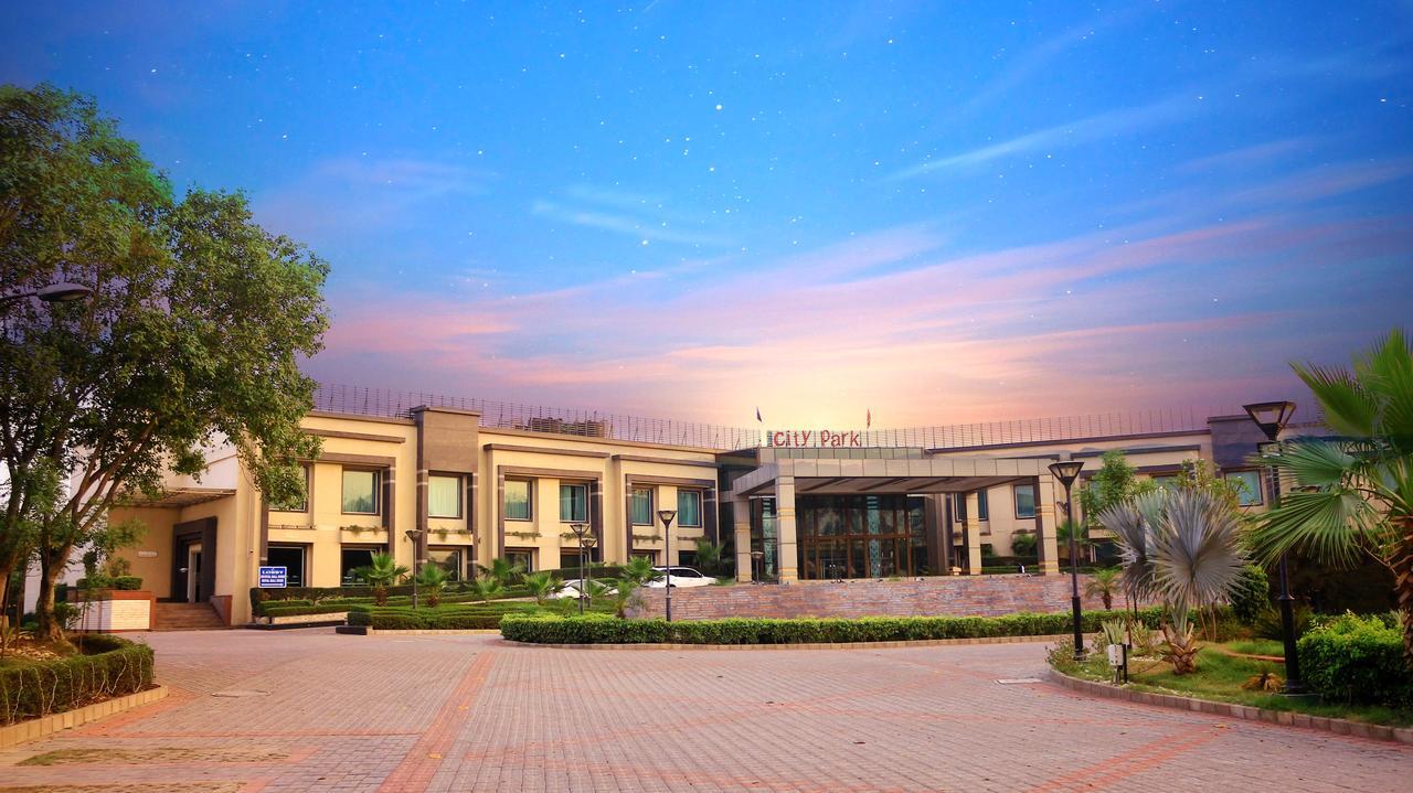City Park Resort Bahādurgarh Eksteriør billede